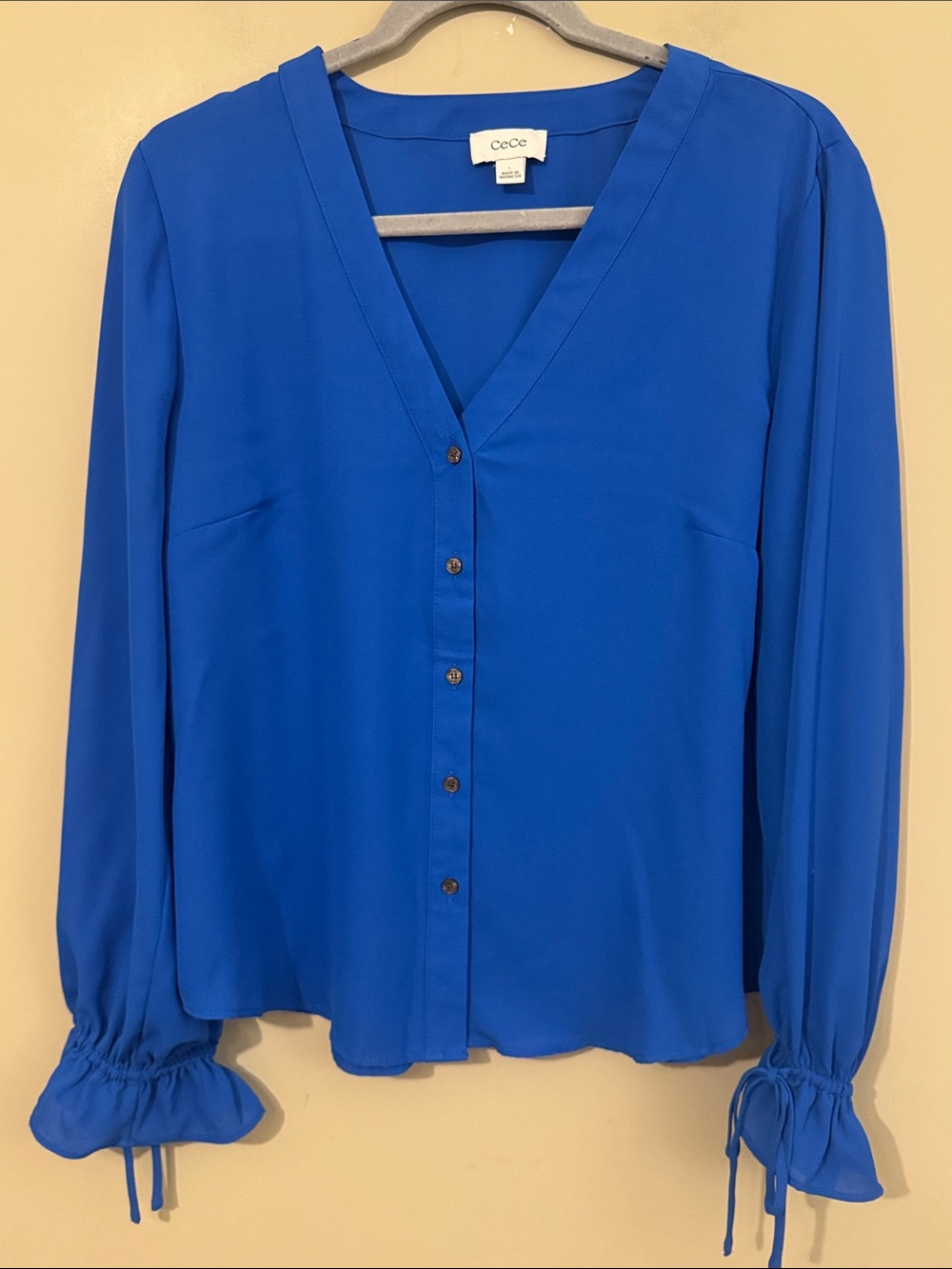 NWOT- CeCe Women's Ruffle sleeve Button-Front Long Sleeve Blouse, Blue, Large